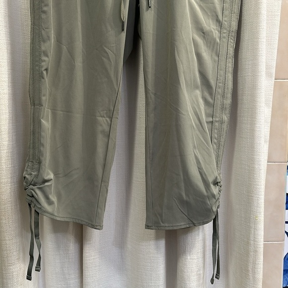 NWT Women’s Khaki’s & Co. Polyester & Spandex Elastic Waist Cargo Pants Size 6 - Picture 4 of 10